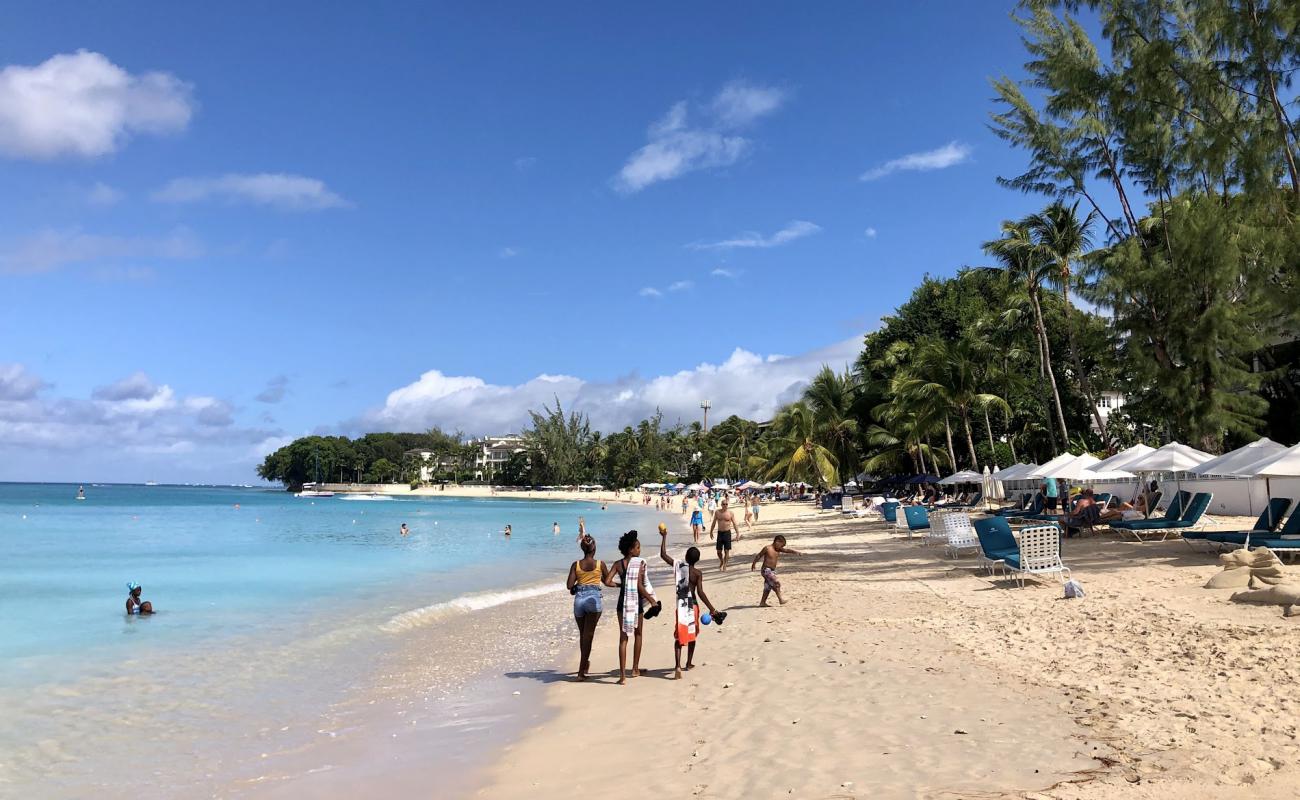 Фото Paynes Bay beach с золотистый песок поверхностью