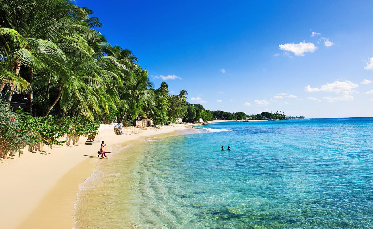 Фото Gibbes beach с светлый песок поверхностью