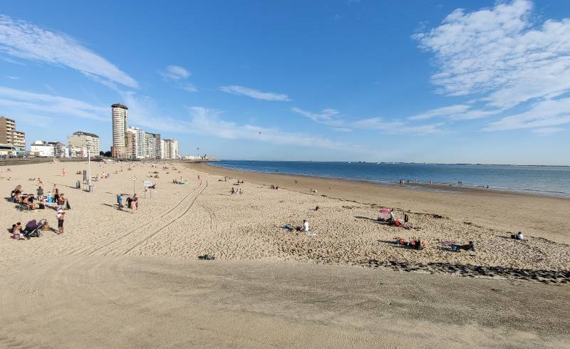 Фото Strand Vlissingen с серый чистый песок поверхностью