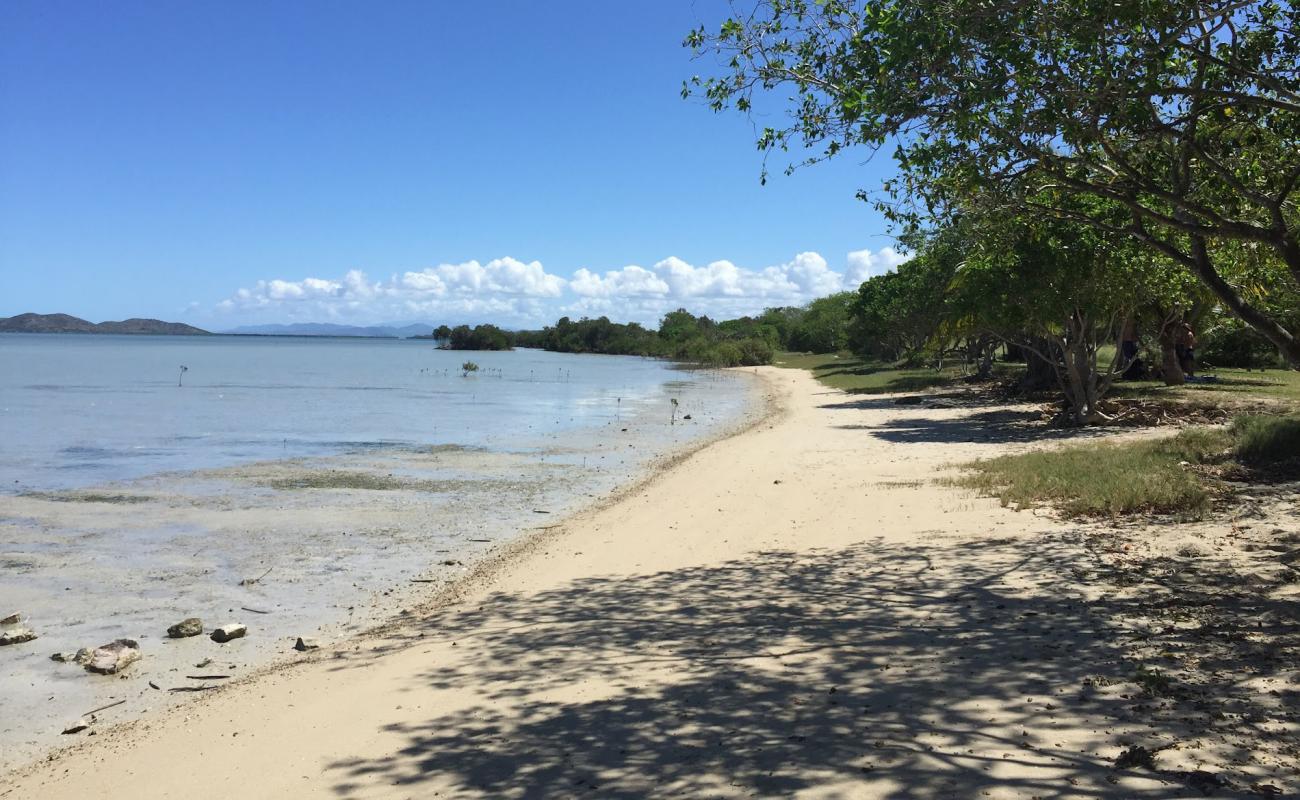 Фото Ouano Beach с песок с камнями поверхностью