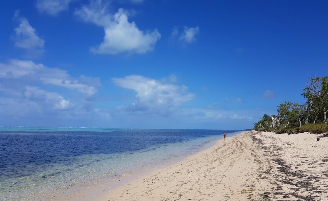 Фото Poe Beach с светлый песок поверхностью