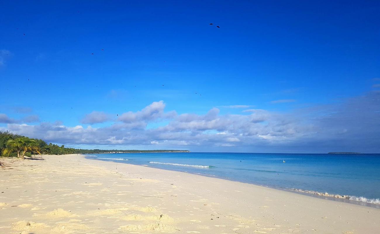 Фото Mouli Beach с белый песок поверхностью