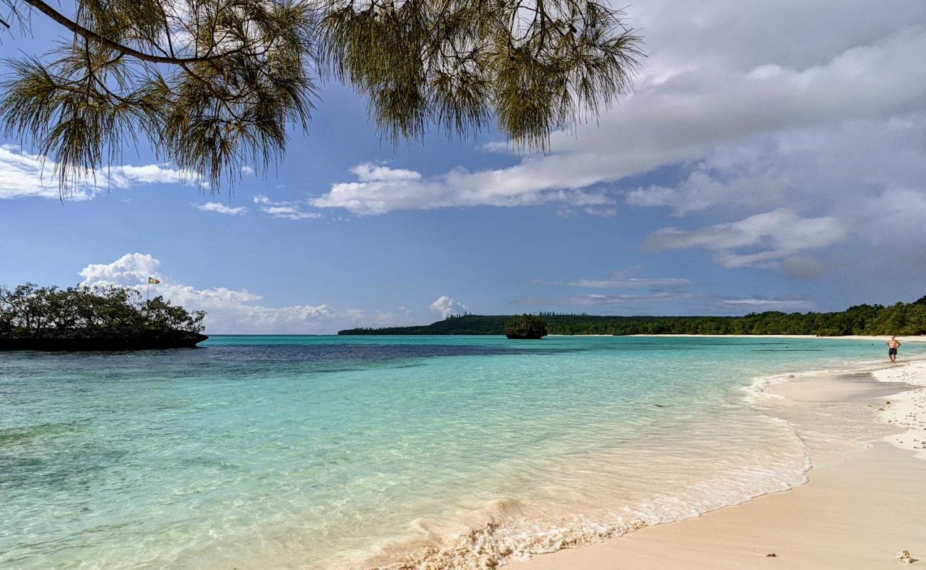 Фото Luengoni Beach с белый чистый песок поверхностью