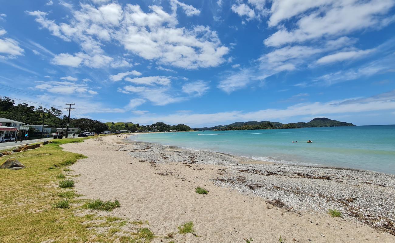 Фото Whangaruru Beach с светлый песок поверхностью