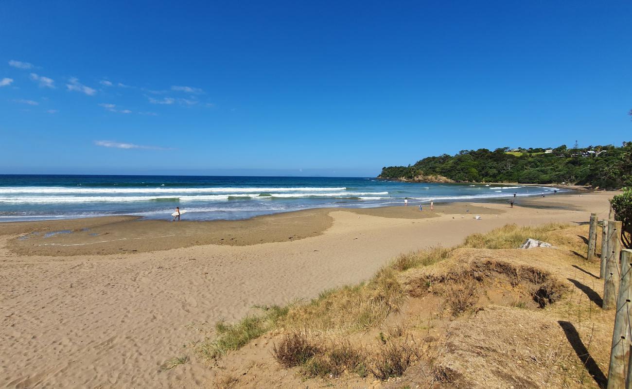 Фото Sandy Bay Beach с светлый песок поверхностью