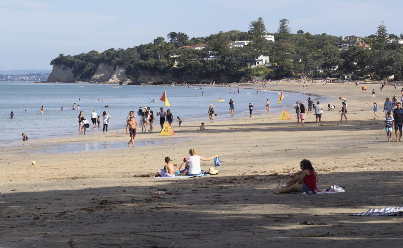 Фото Takapuna Beach с светлый песок поверхностью