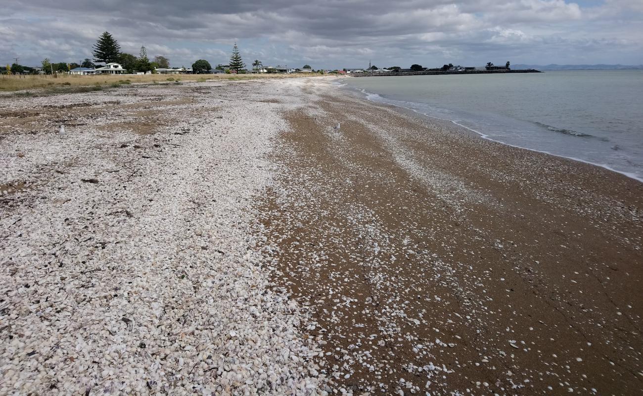 Фото Kuranui Bay с белая чистая галька поверхностью