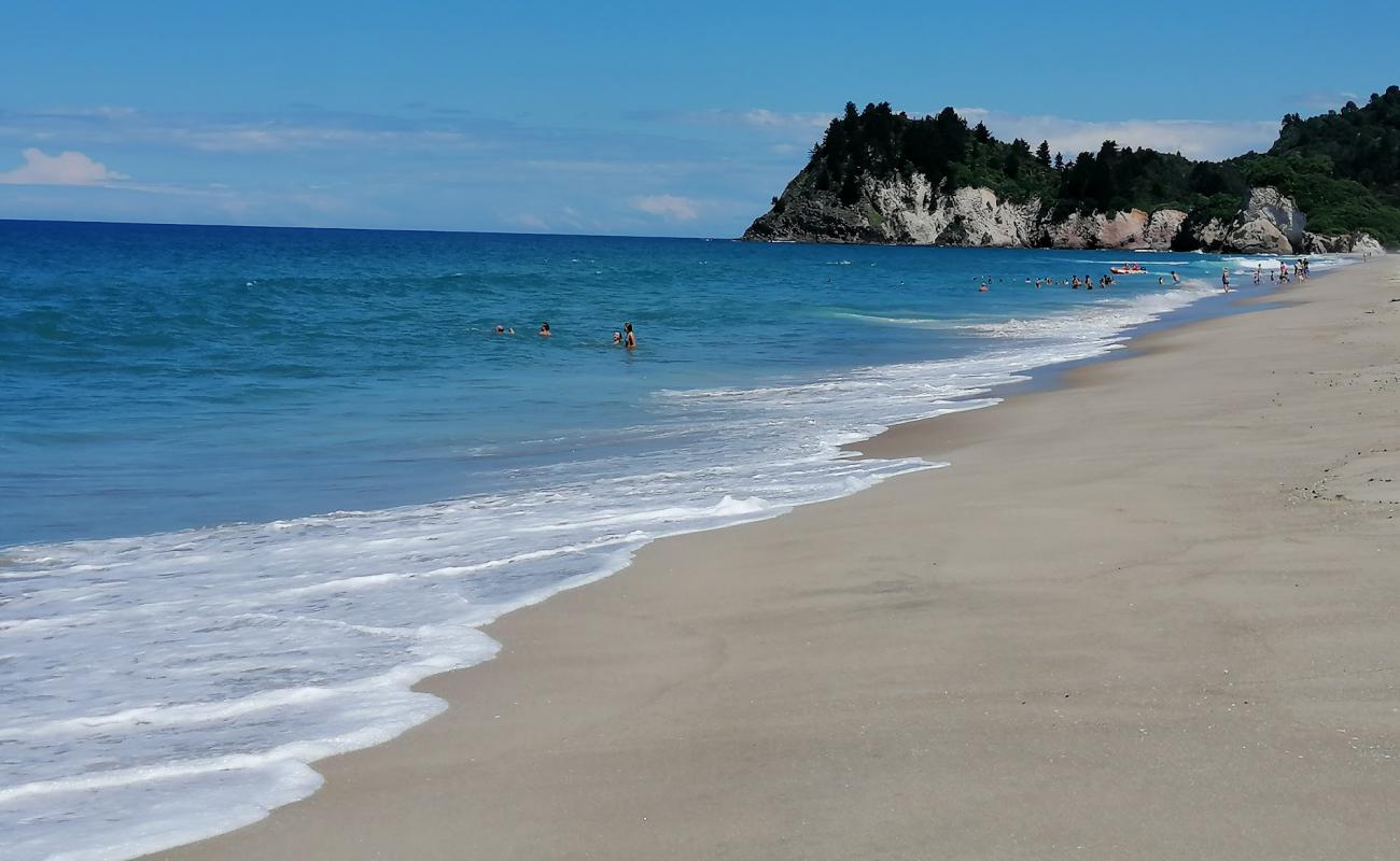 Фото Whiritoa Beach с светлый песок поверхностью