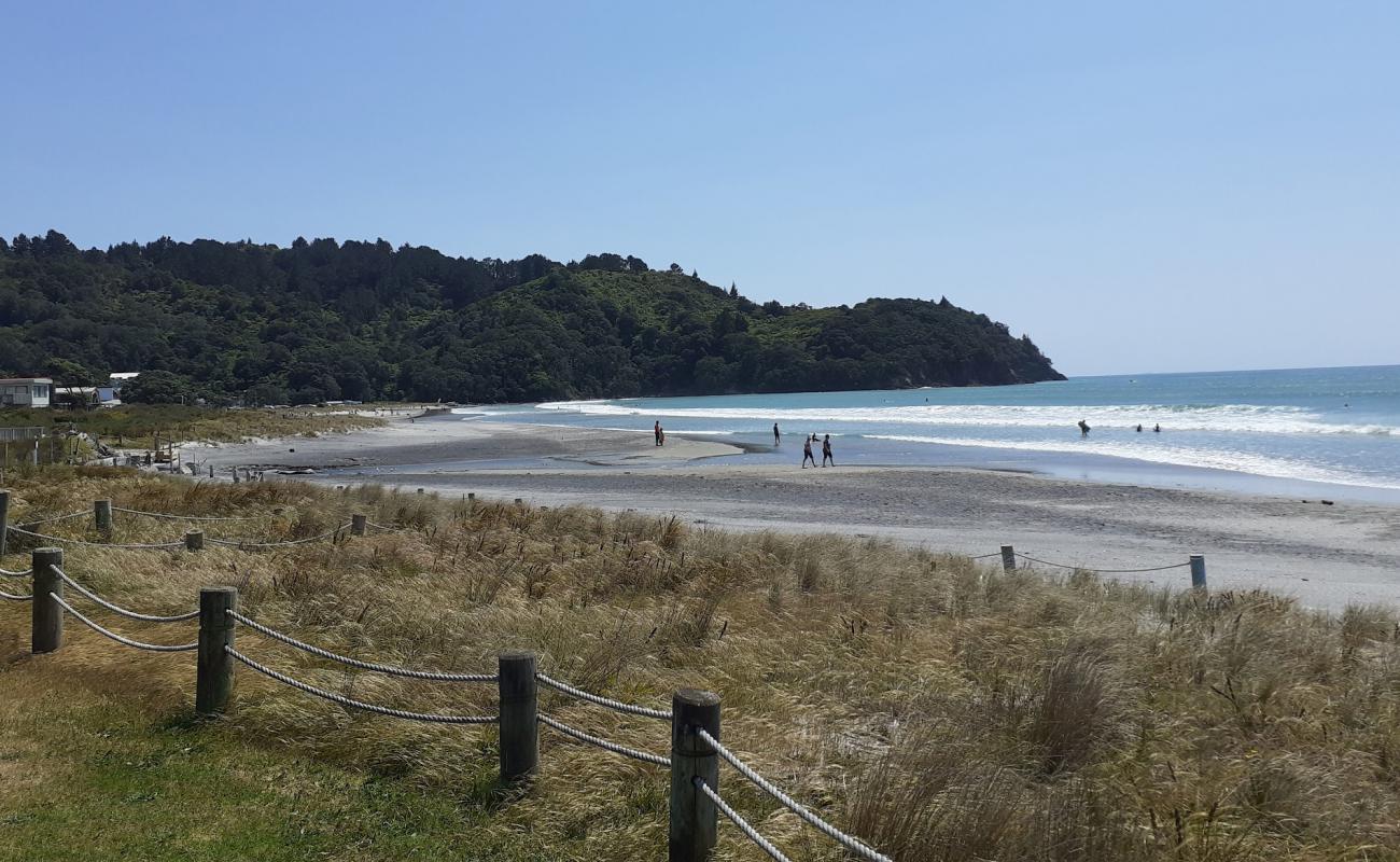 Фото Waihi Beach с серый песок поверхностью