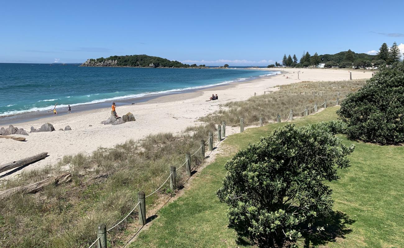 Фото Maunganui Beach с светлый песок поверхностью