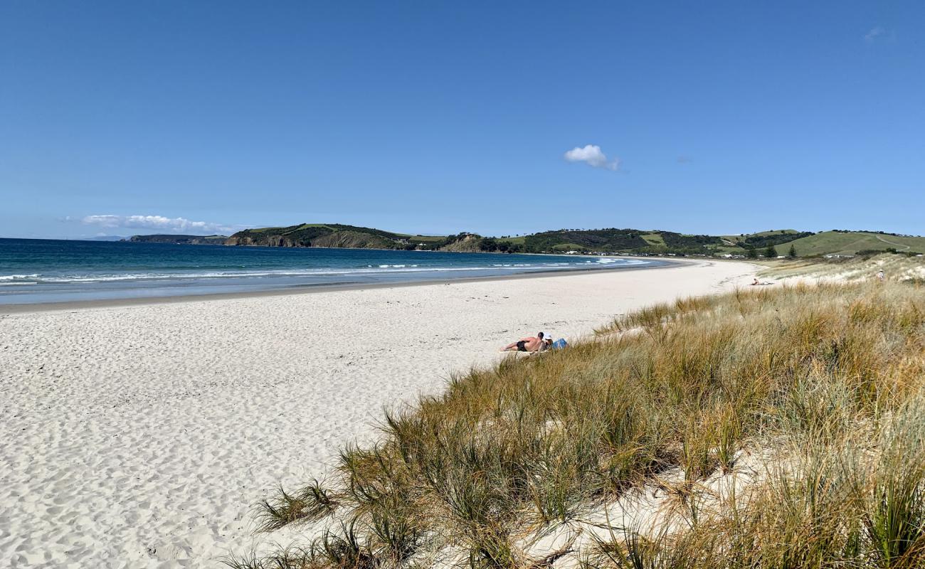 Фото Papamoa Beach с светлый песок поверхностью