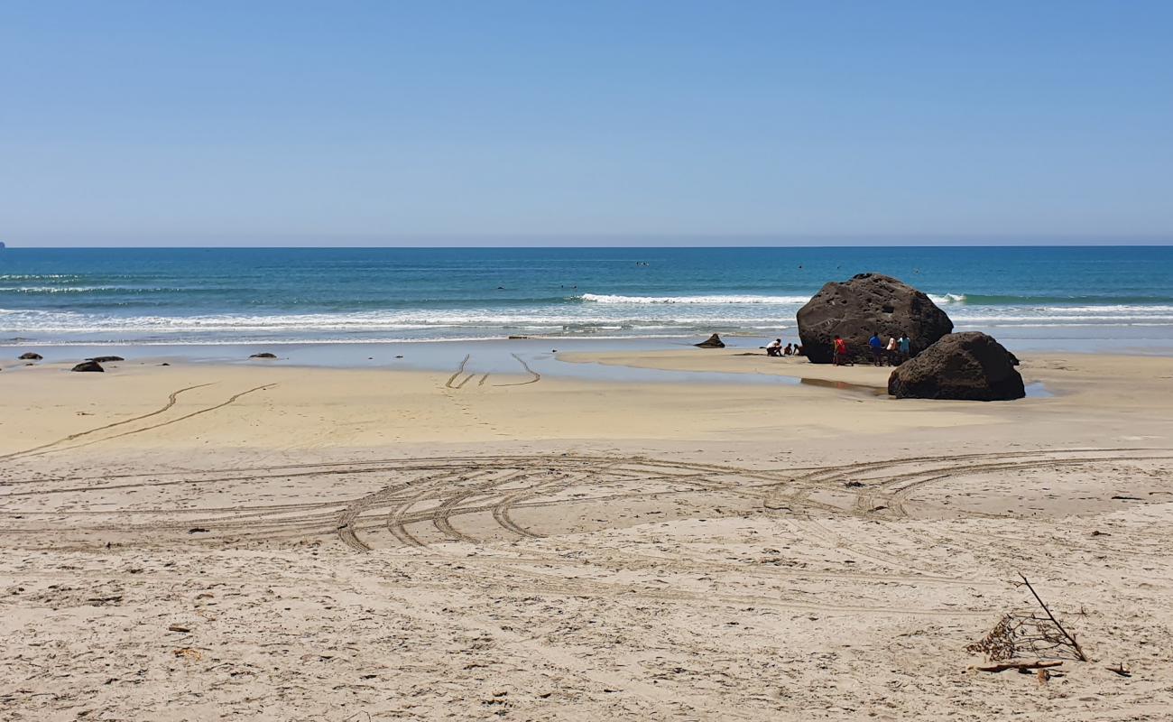 Фото Newdicks Beach с светлый песок поверхностью