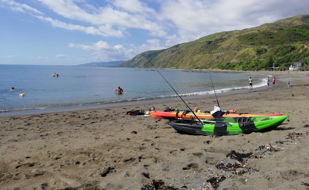 Фото Pukerua Bay Beach с песок с камнями поверхностью