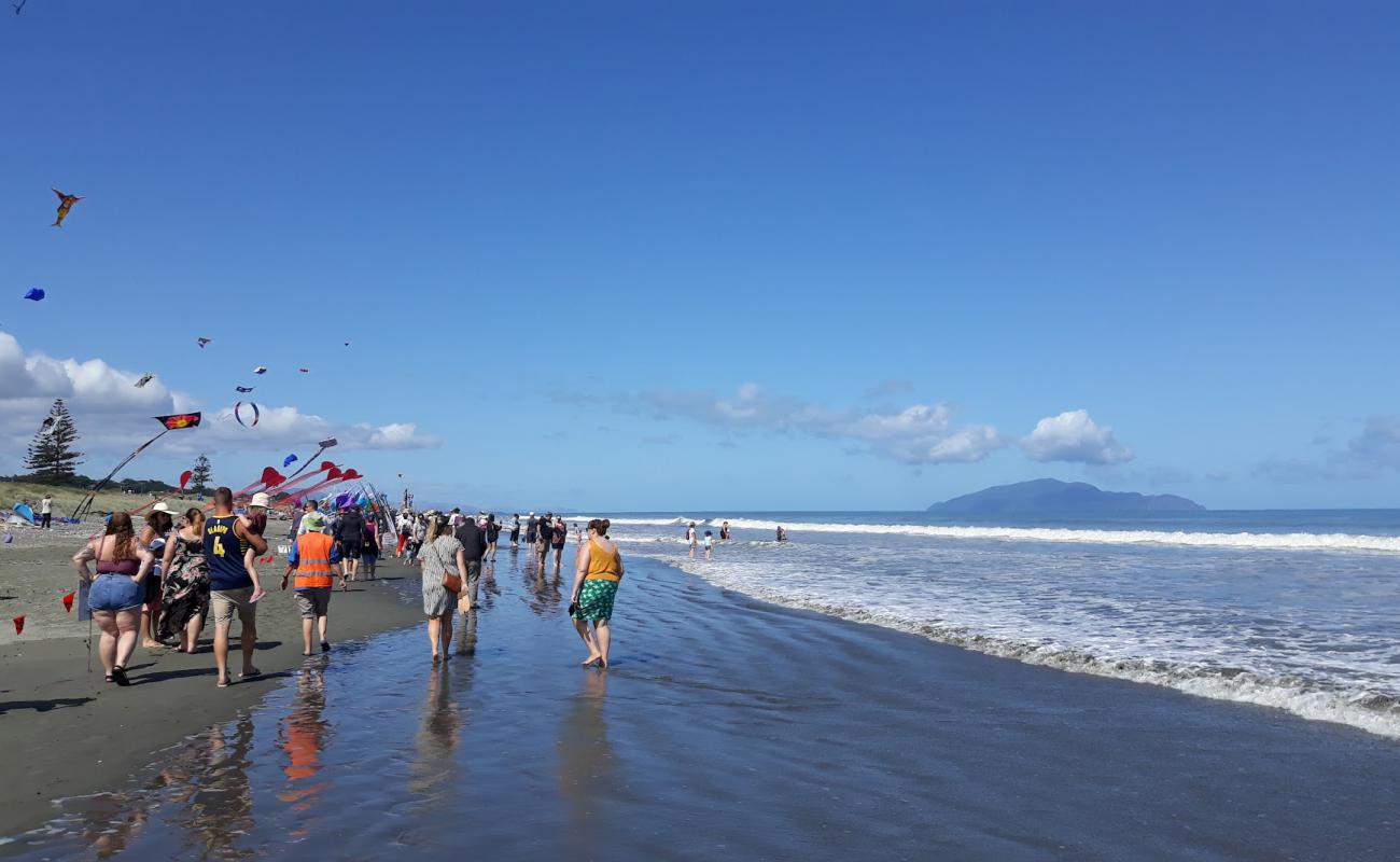 Фото Otaki Beach с серый песок поверхностью