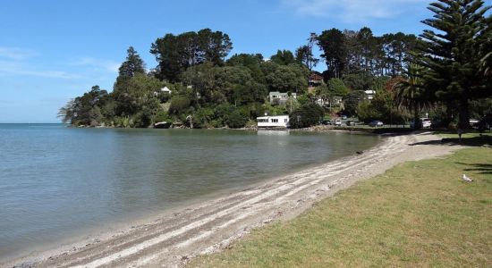 Laingholm Beach