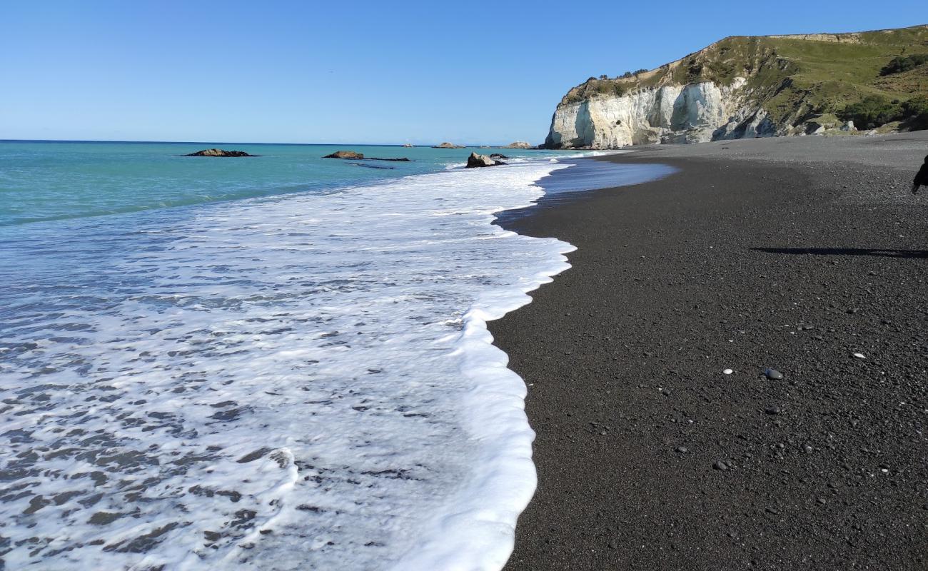 Фото Nape Nape Beach с серая чистая галька поверхностью