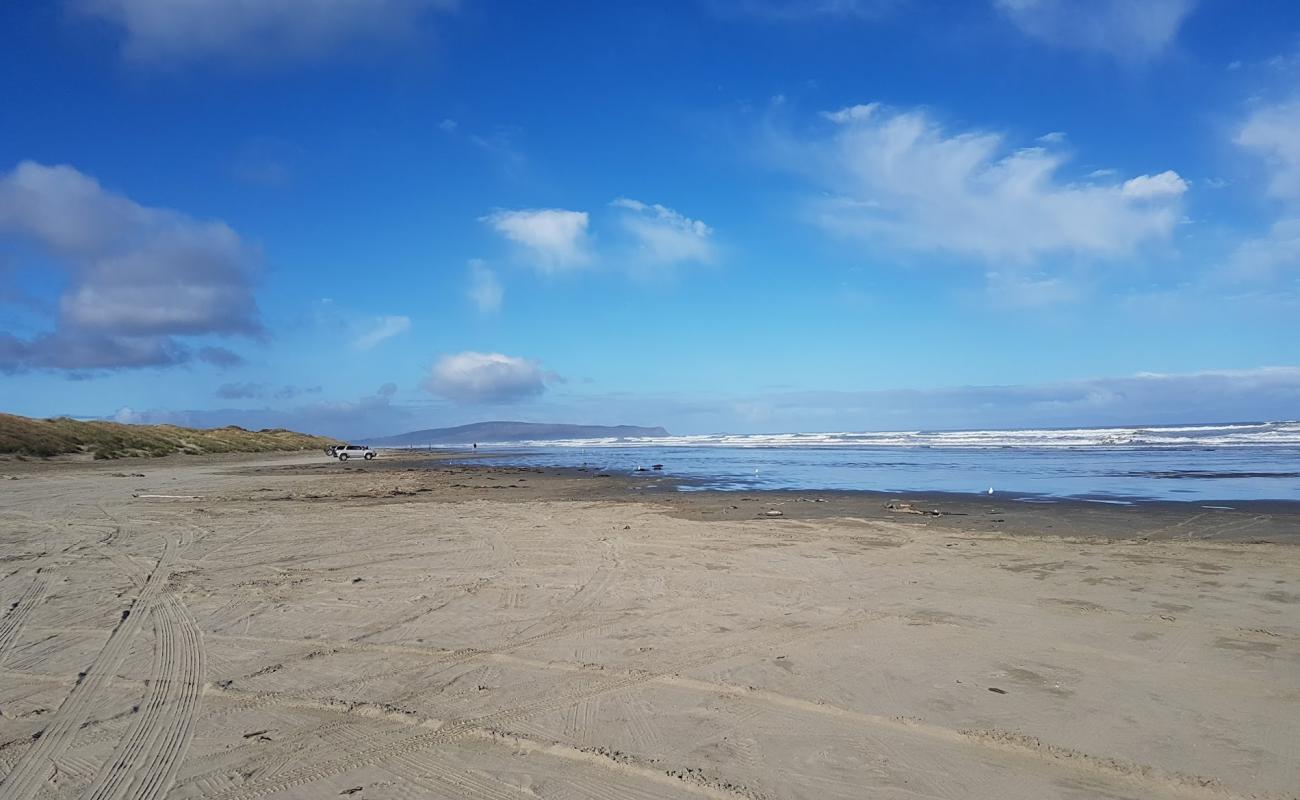 Фото Oreti Beach с светлый песок поверхностью