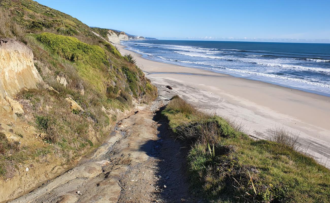 Фото Otuhie Beach с светлый песок поверхностью