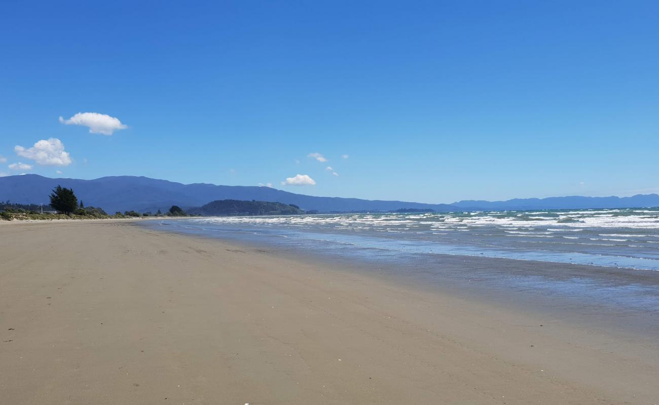 Фото Pohara Beach с светлый песок поверхностью