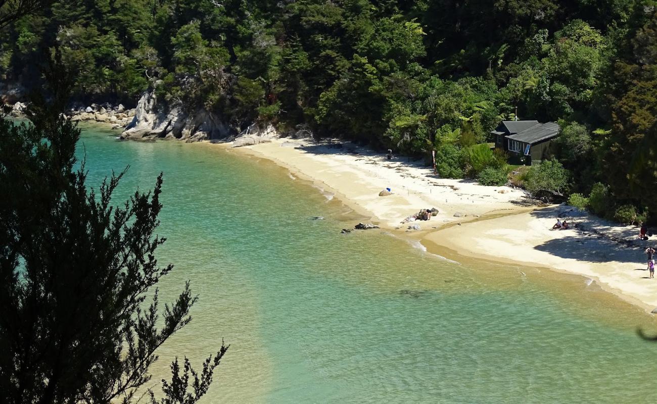 Фото Stilwell Bay Beach с светлый песок поверхностью