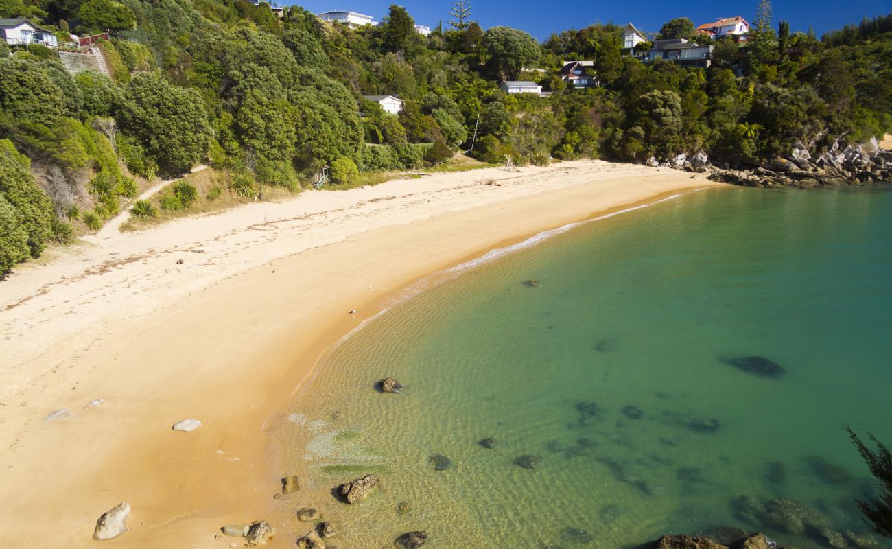 Фото Breaker Bay Beach с светлый песок поверхностью