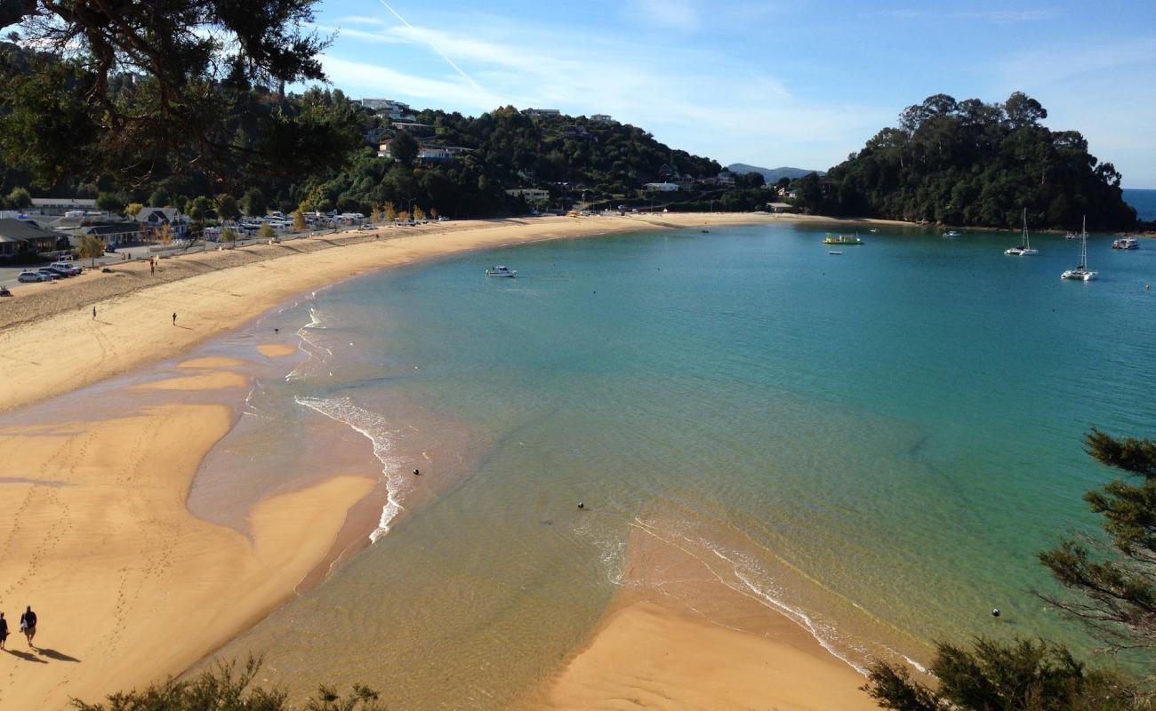 Фото Kaiteriteri Beach с золотистый песок поверхностью