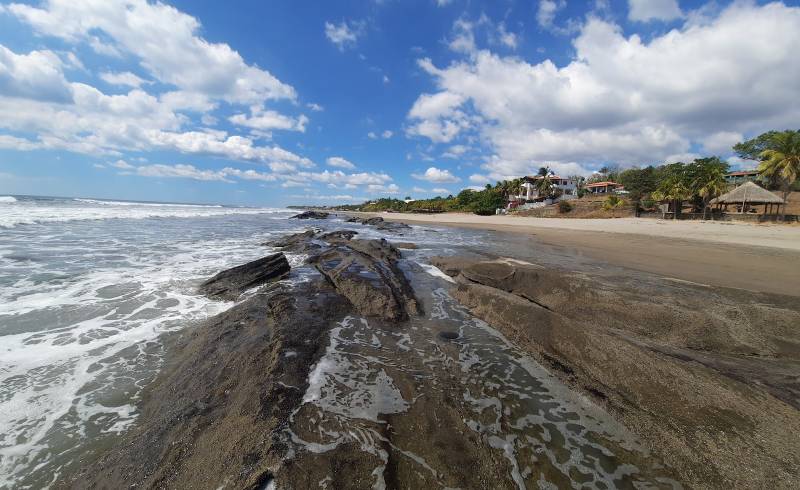 Фото Playa Pochomil Viejo с белая чистая галька поверхностью