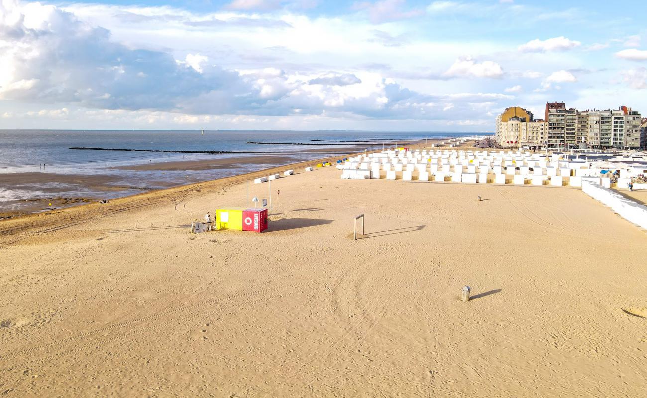 Фото Knokke Strand с светлый песок поверхностью