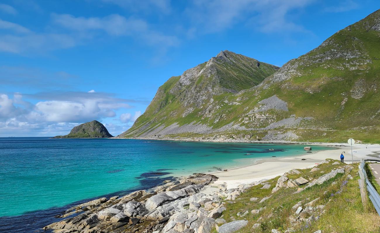 Фото Haukland Beach с светлый песок поверхностью