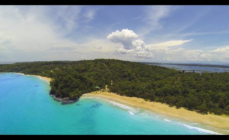 Фото Red Frog Beach с светлый песок поверхностью