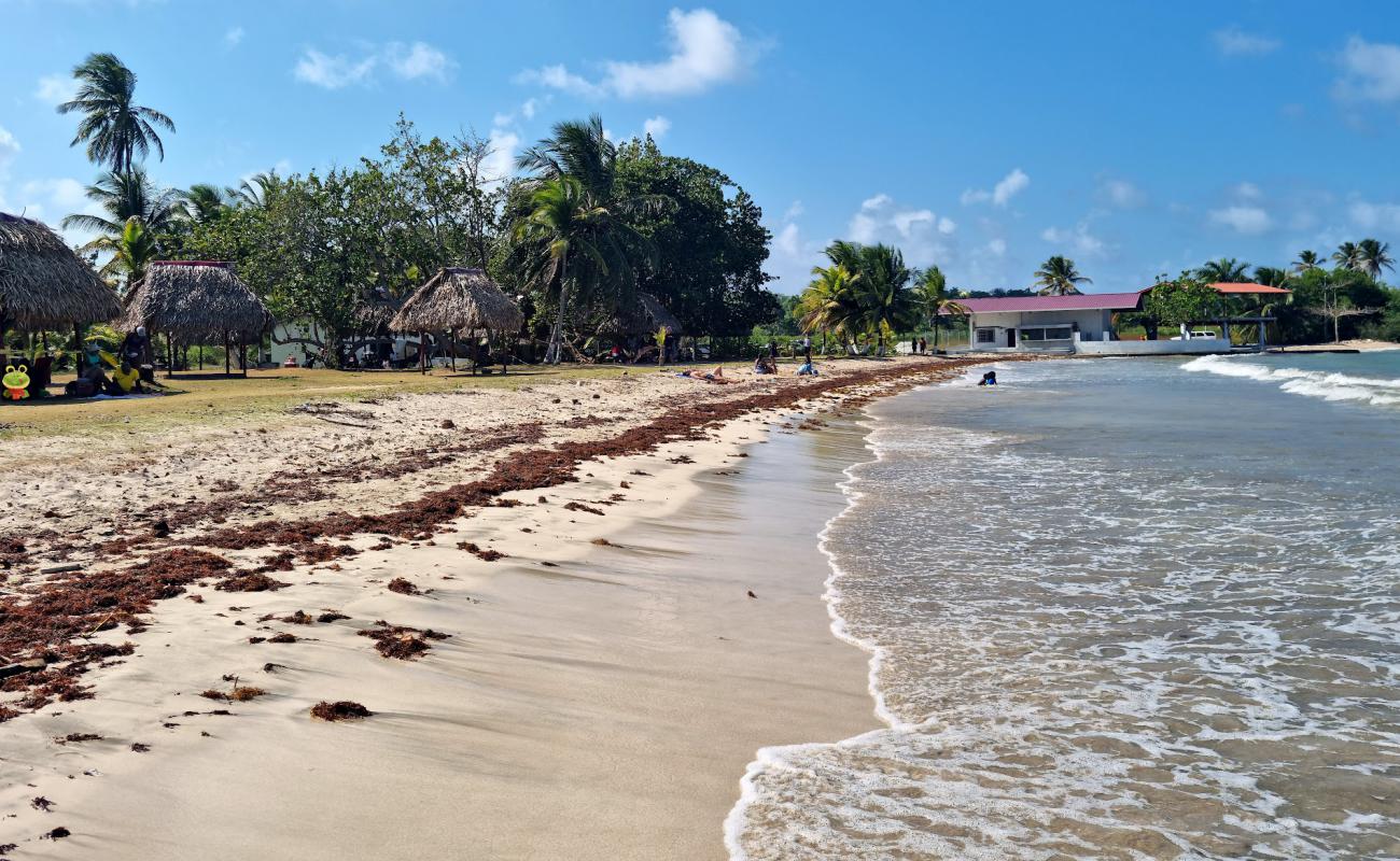 Фото Fort Sherman Beach с светлый песок поверхностью