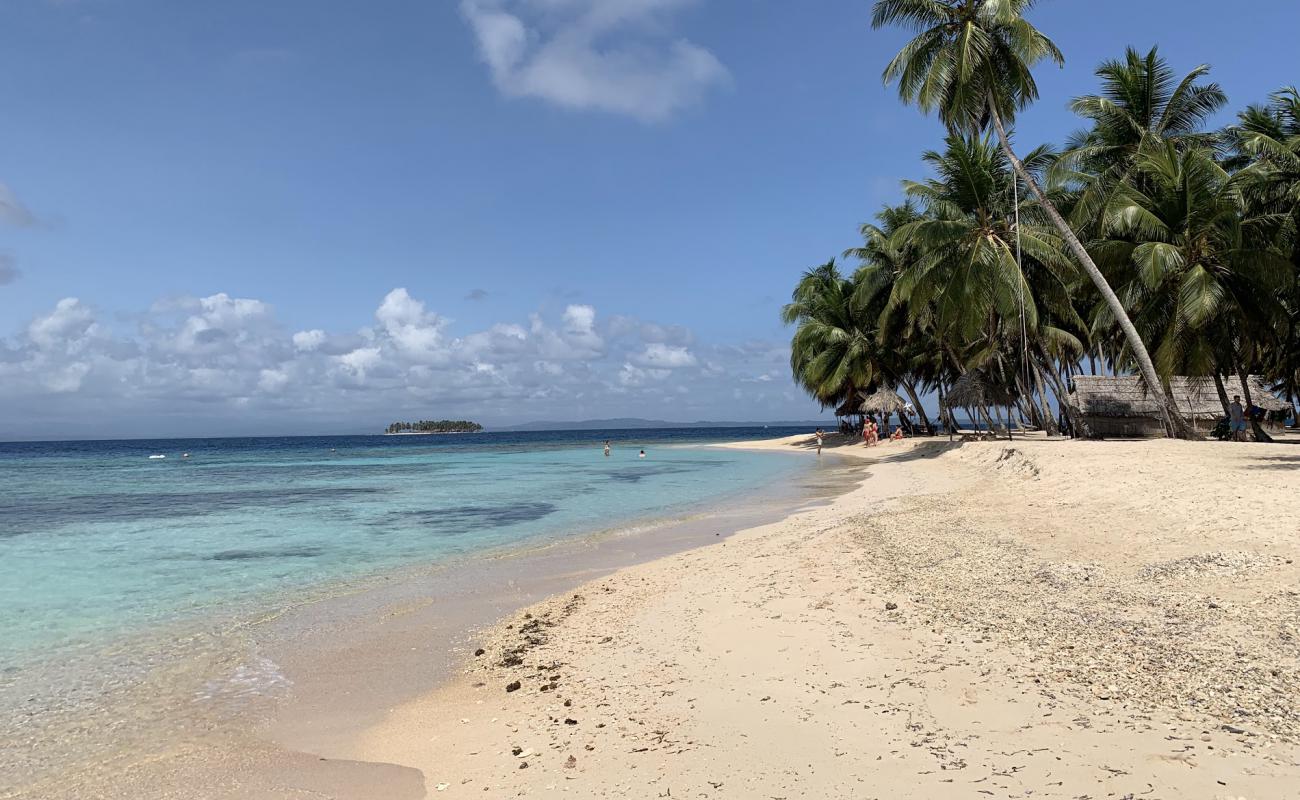 Фото Anzuelo island beach с белый чистый песок поверхностью