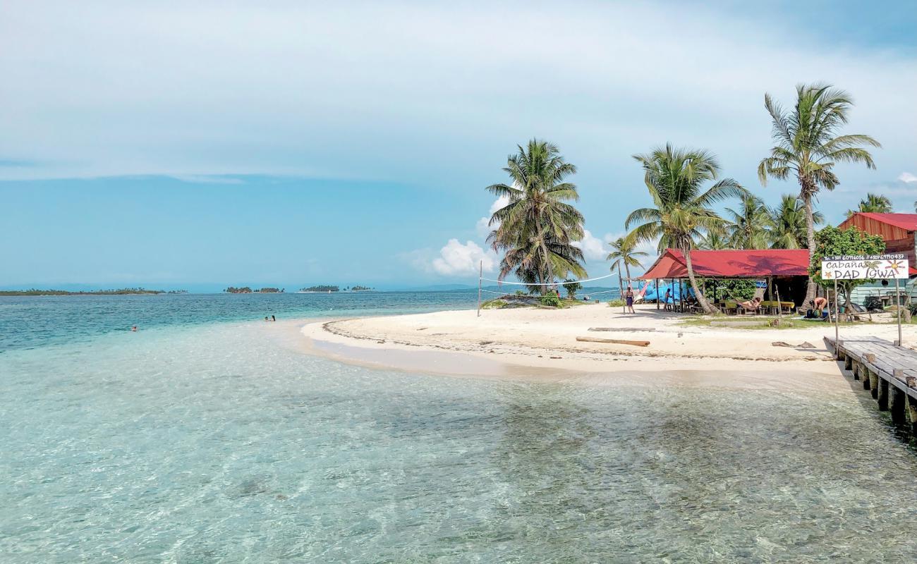 Фото Niadub Island beach с белый чистый песок поверхностью