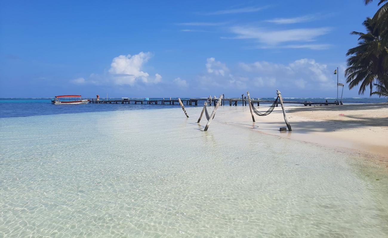 Фото Yani Island beach с белый чистый песок поверхностью