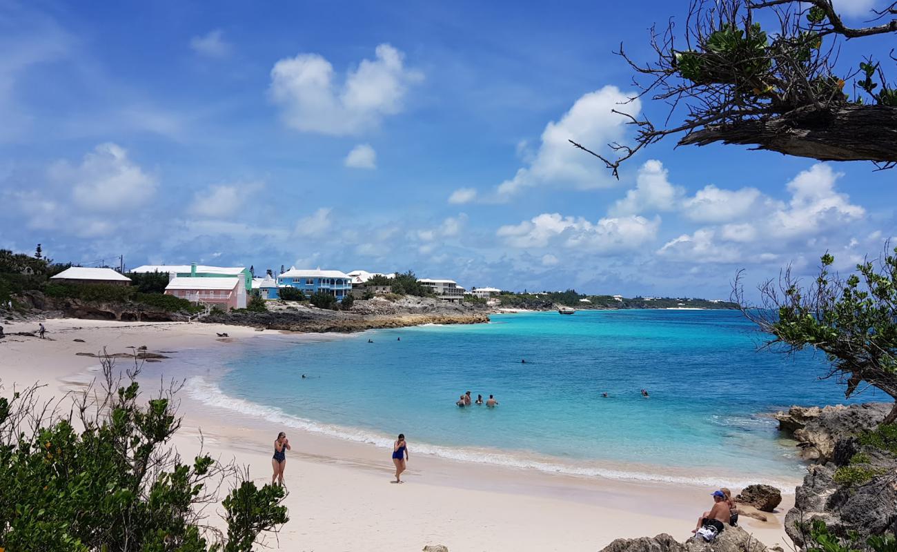 Фото John Smith's Bay Beach с золотистый песок поверхностью