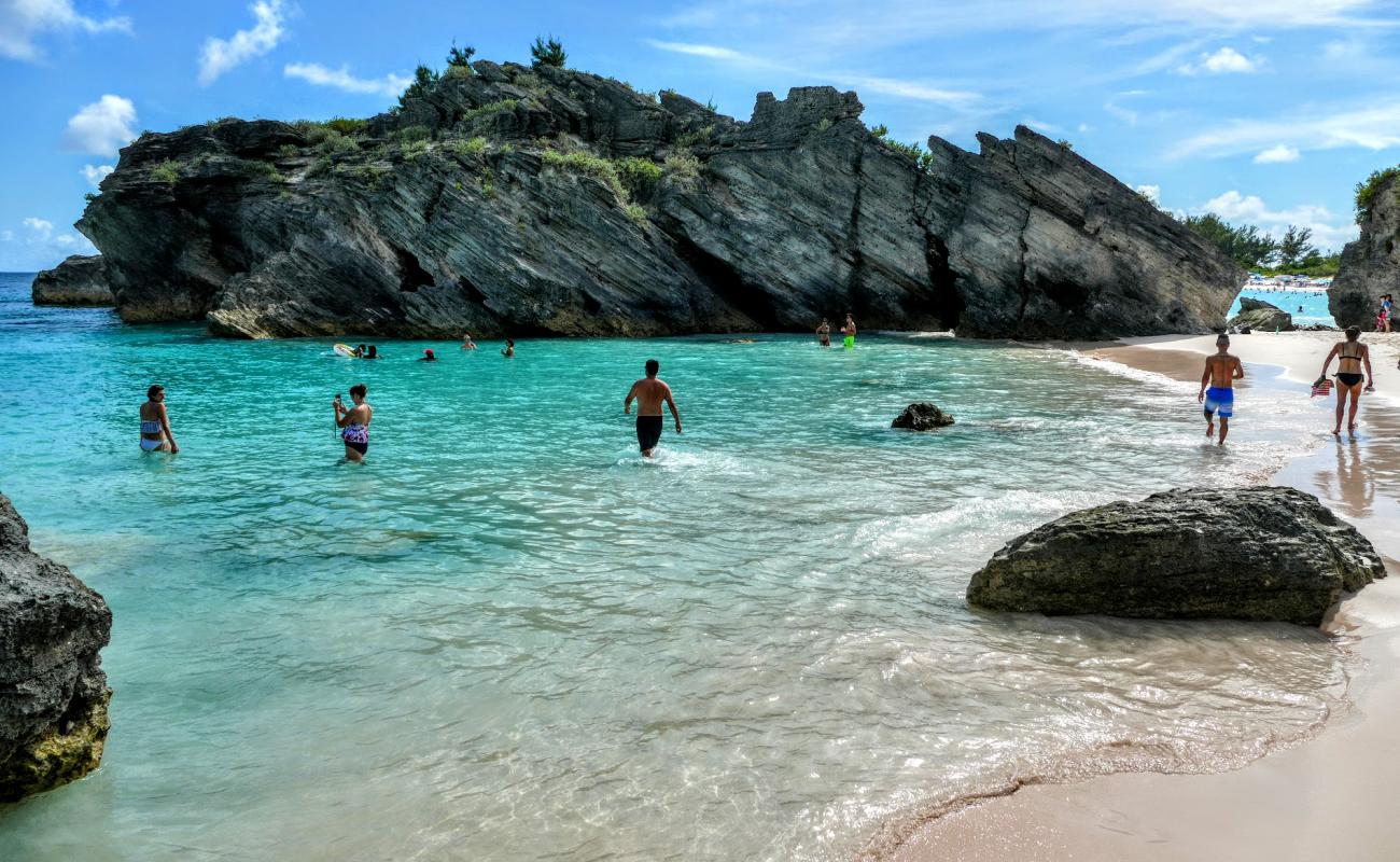 Фото Butts Beach с золотистый песок поверхностью