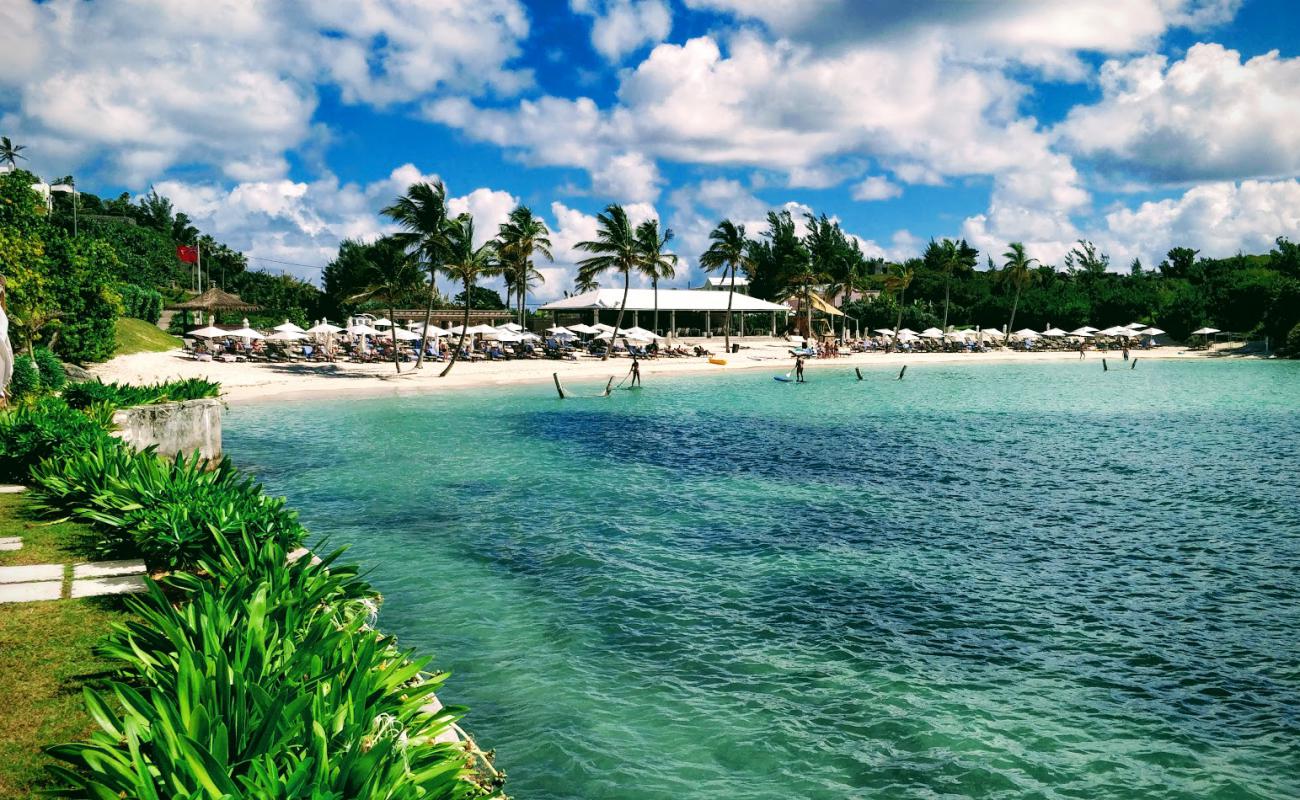 Фото Sinky Bay Beach с белый чистый песок поверхностью