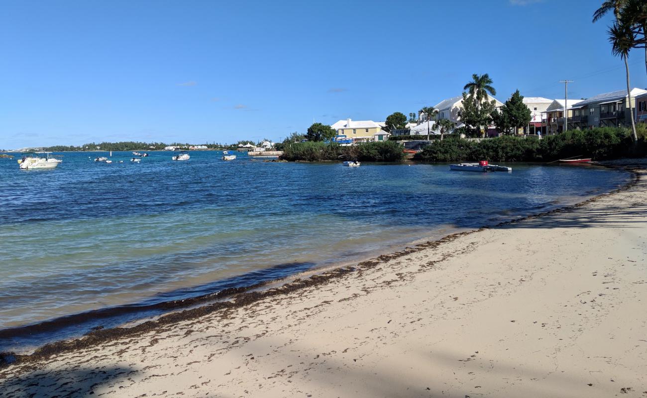 Фото Mangrove Bay Beach с светлый песок поверхностью