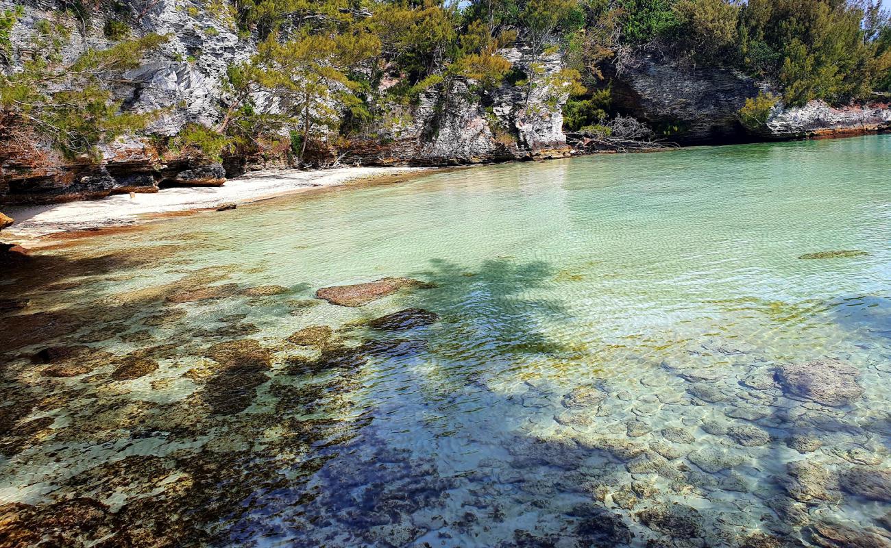 Фото Deep Bay Beach с песок с камнями поверхностью