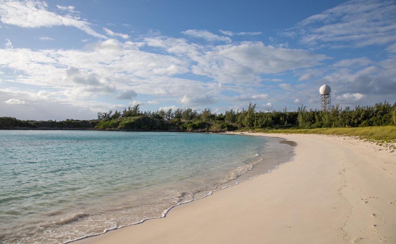 Фото Long Bay Beach с золотистый песок поверхностью