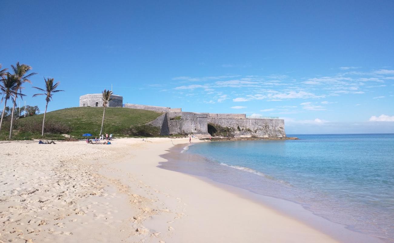 Фото St Catherine's Beach с золотистый песок поверхностью