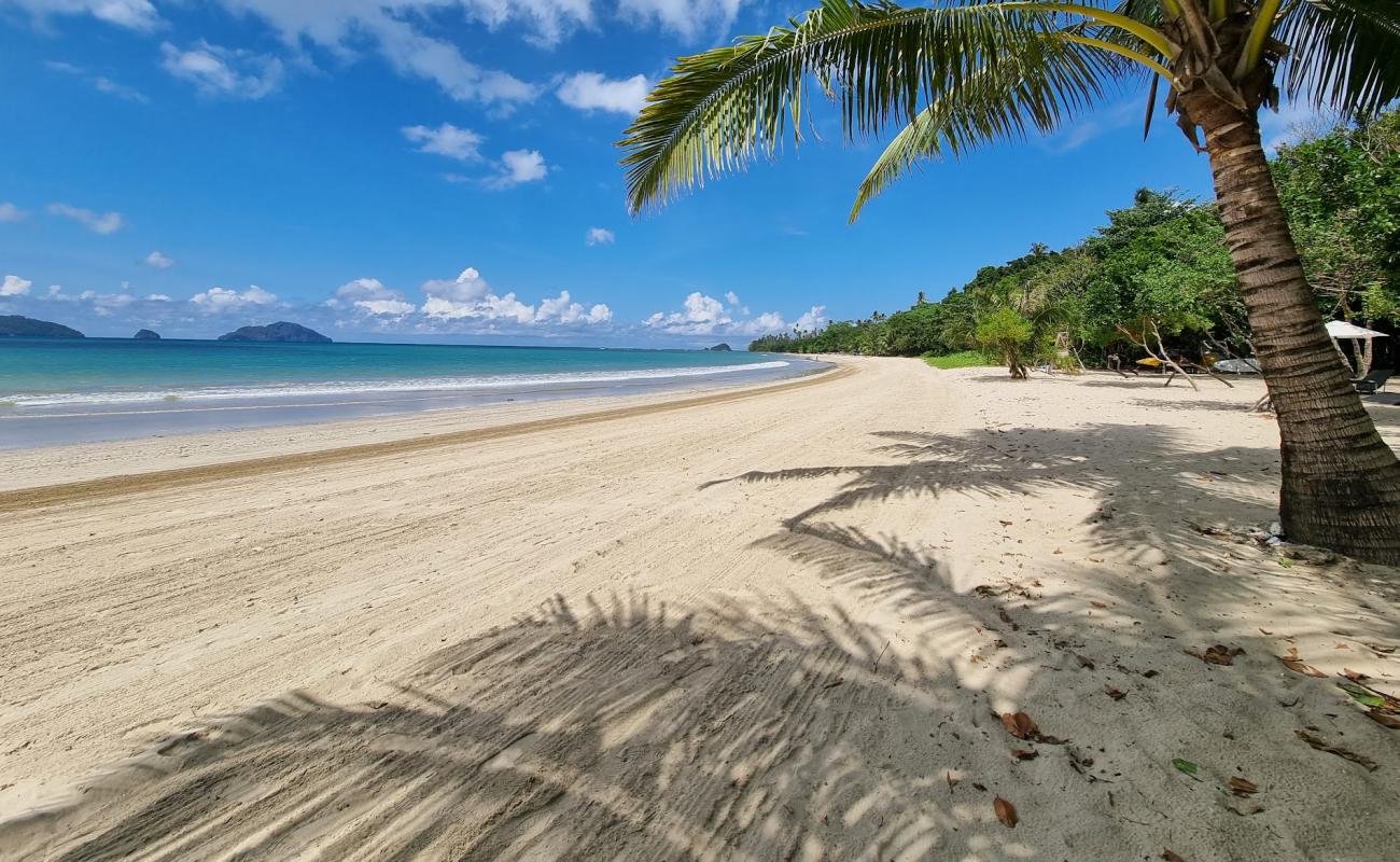 Фото Lio Beach с светлый песок поверхностью