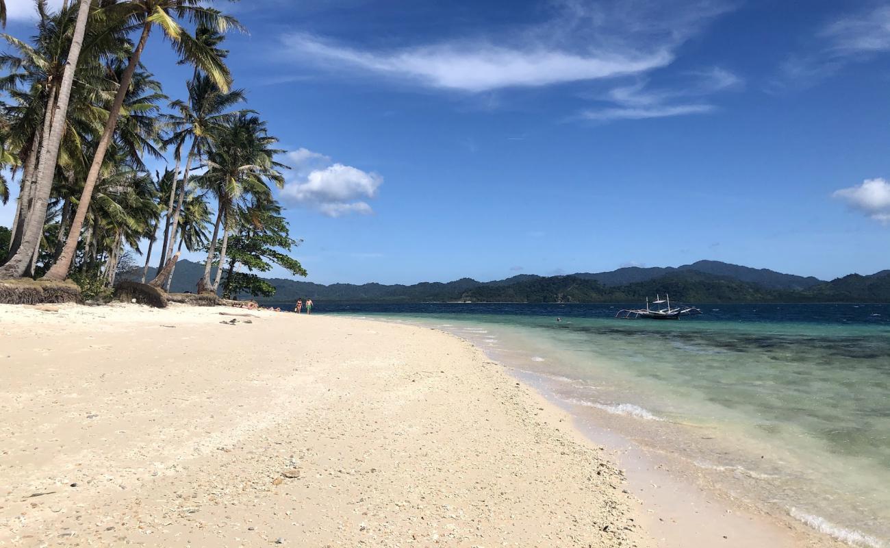 Фото Ipil Beach с светлый песок поверхностью