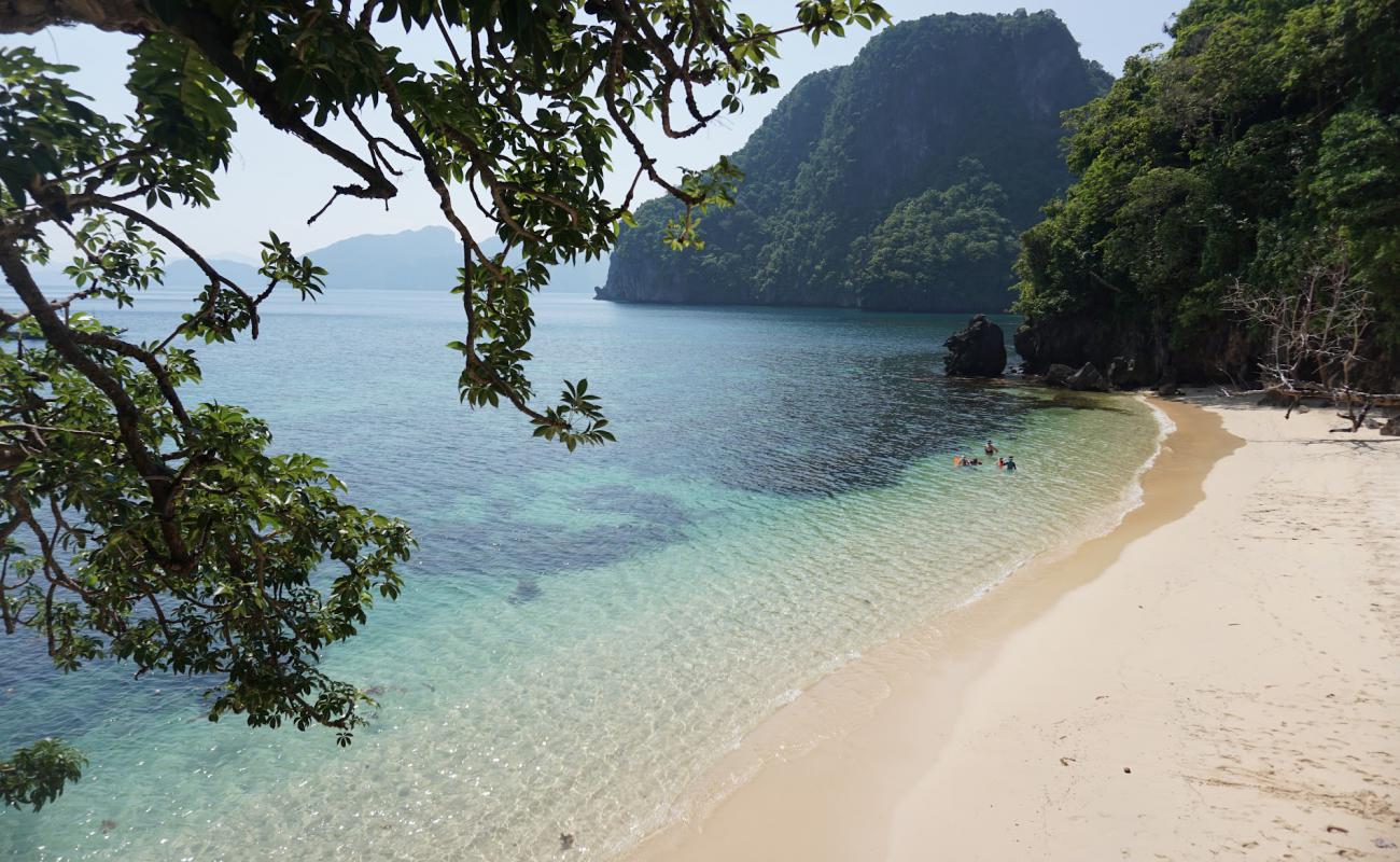 Фото Kudugman Beach с светлый песок поверхностью