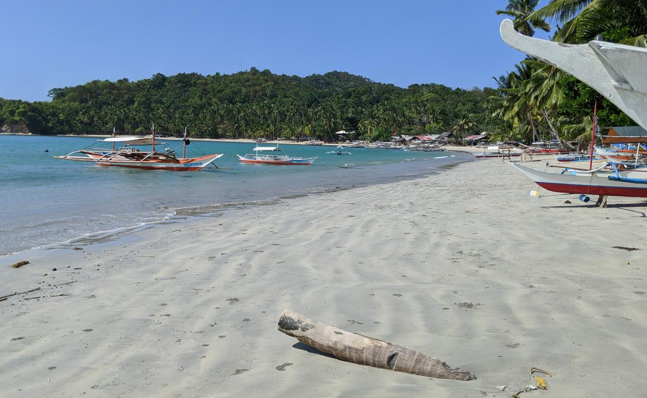 Фото Penanindigan Beach с светлый песок поверхностью