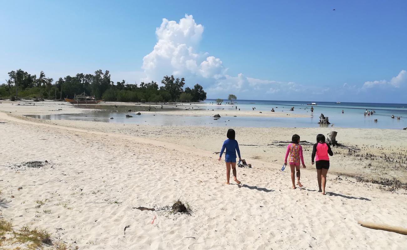 Фото Puting Buhangin Beach с белый чистый песок поверхностью