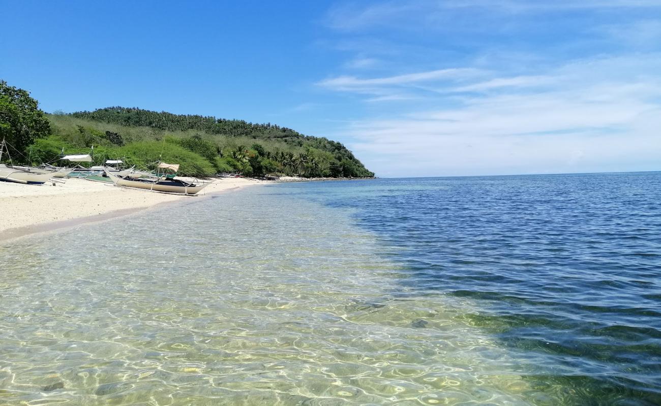 Фото Pili Beach с светлый песок поверхностью