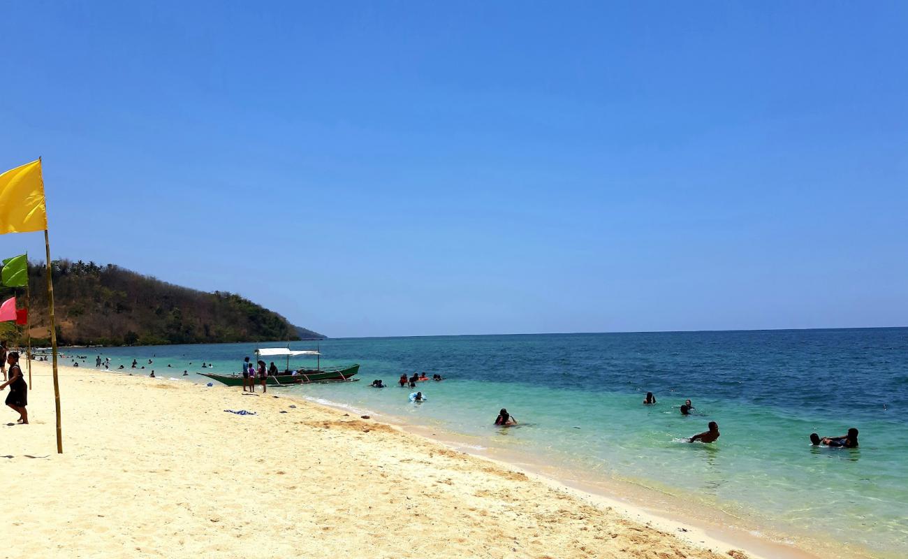 Фото Buktot Beach с светлый песок поверхностью