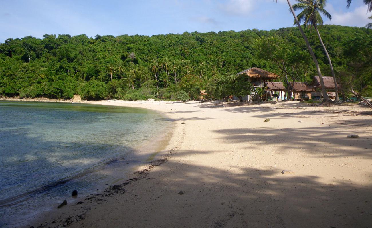 Фото Tambaron Island Beach с светлый песок поверхностью