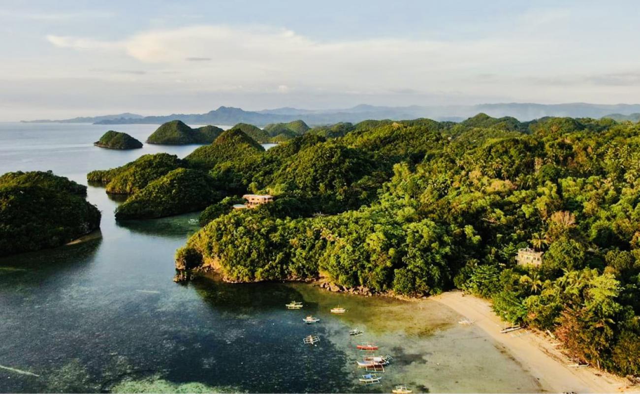 Фото Sipalay Beach с светлый песок поверхностью